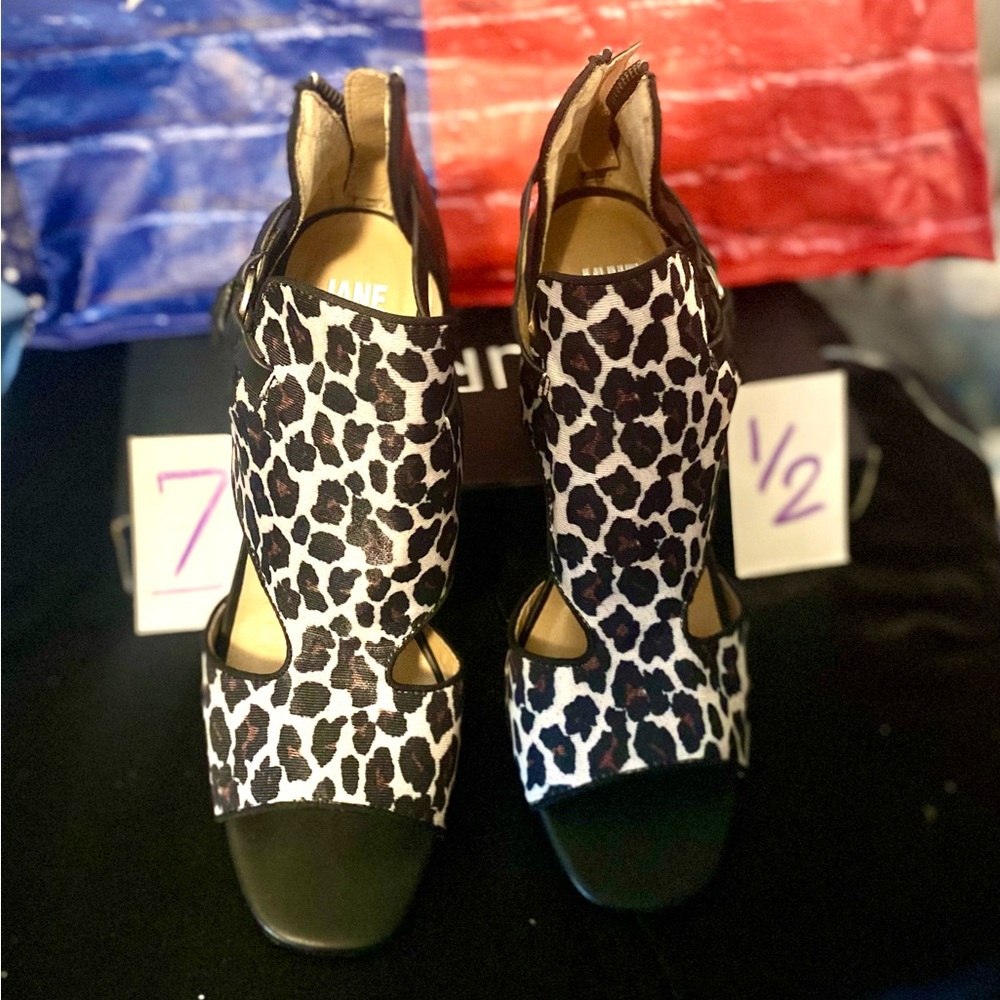 Size 7 1/2 Ladies cheetah print heels